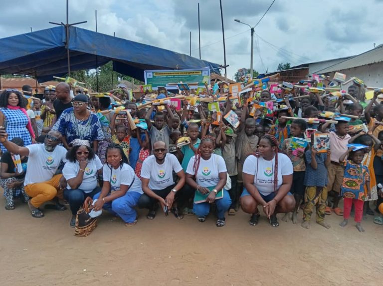Distribution de kits scolaires à Houdjodéké : un rayon de soleil pour la rentrée scolaire 2025